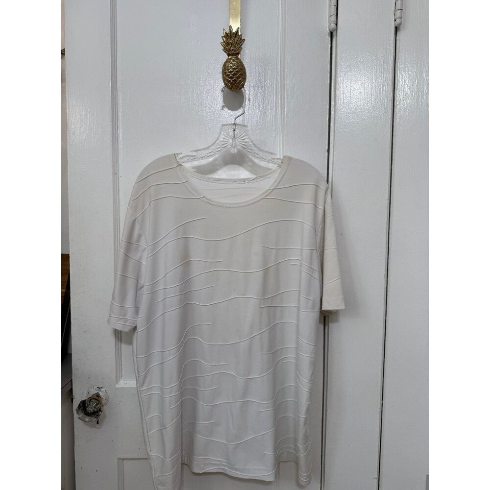 Women’s size X – large white textured short sleeve T-shirt